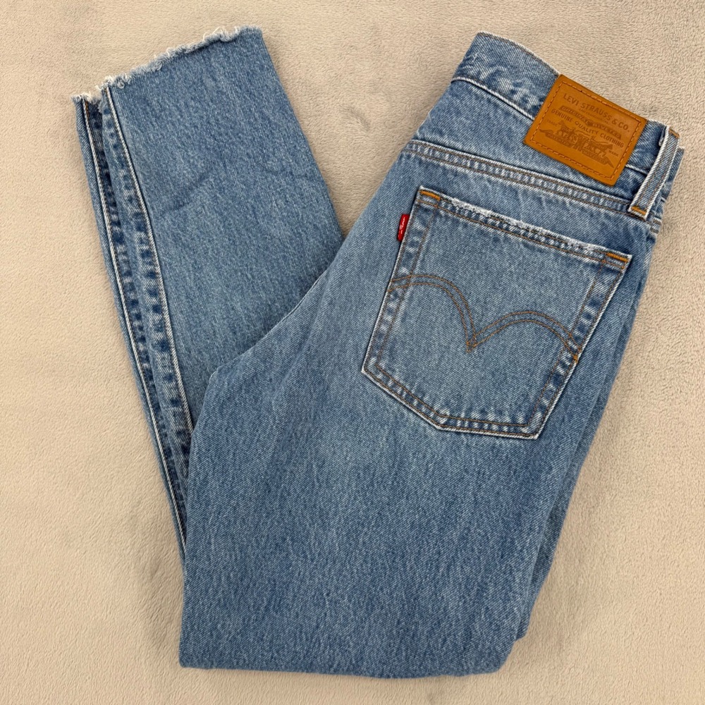 Levis Premium Womens Size W 26 Wedgie Straight Jeans Light Wash Raw Hem Cotton